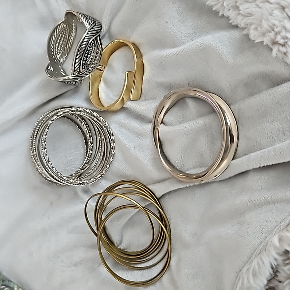 Cosmetic jewelry bracelets